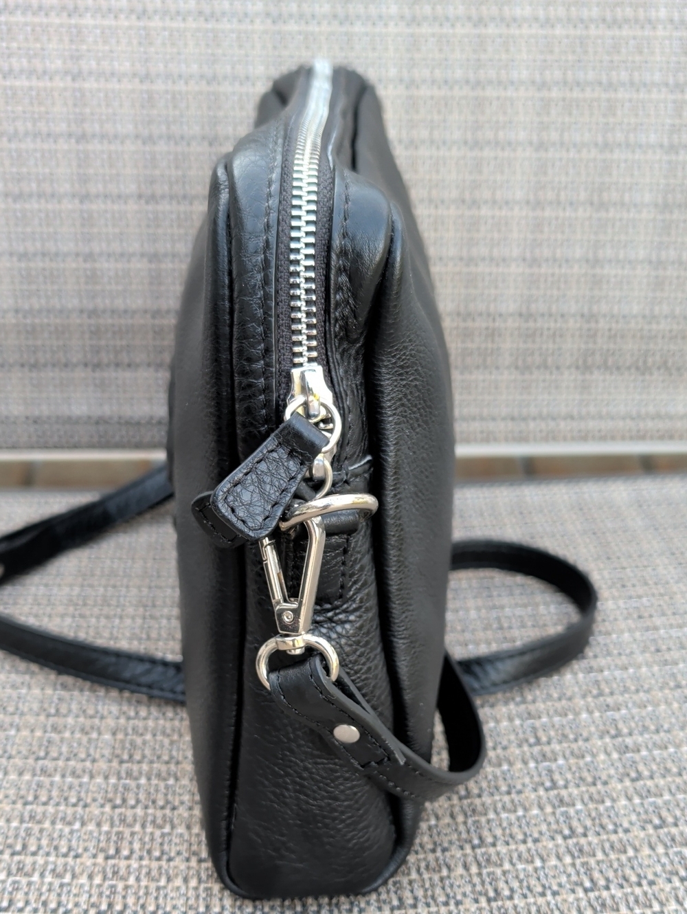 IOpelle Italia Black Leather Single Skull Embossed Crossbody Bag EUC - Picture 5 of 8